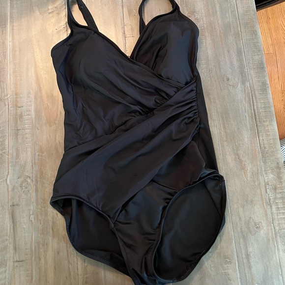 💦Miraclesuit💦 Black One Piece Swimsuit - Picture 1 of 6